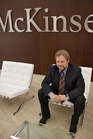 Управляющий партнер московского офиса компании McKinsey & Company Ермолай Солженицын во время интервью в рабочем кабинете