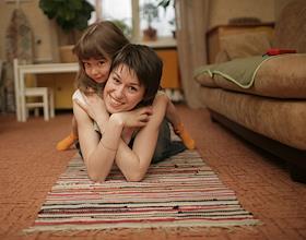 Редактор 'НТВ - Плюс' Алла Демина со своим ребенком