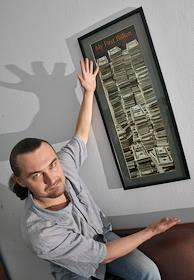 Профессиональный финансовый астролог Тузов Олег во время интервью в офисе компании 'Перспектива'