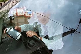 Креативный директор портала 'Правильное Страхование' Андрей Чиркаев во время интервью