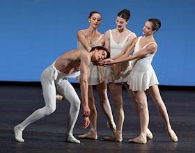 Концерт в честь 100-летия 'Русских сезонов' С. П. Дягилева в Большом театре (ГАБТ). Артисты Пермского академического театра оперы и балета имени П. И. Чайковского в сцене из одноактного балета 'Половецкие пляски' (балетный фрагмент из оперы А. Бородина 'Князь Игорь') в хореографии Михаила Фокина 1-37, 423-440. сцена из одноактного балета 'Треуголка' Мануэля де Фальи в хореографии Леонида Мясина 38-188, сцена балета 'Видение Розы' в постановке Михаила Фокина на музыку Карла Марии фон Вебера ('Приглашение к танцу' в оркестровке Гектора Берлиоза) по мотивам поэмы Теофиля Готье 'Видение розы' 401-422. сцена из балета 'Аполлон Мусагет' Игоря Стравинского хореография Джорджа Баланчина 189-372.

