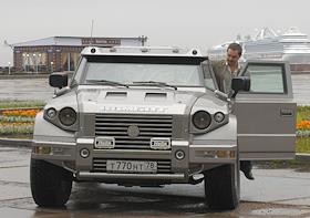 Дмитрий Парфенов со своим автомобилем 'Комбат'
