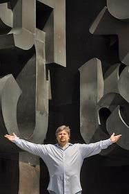 Руководитель арт-проекта 'Теноры XXI века' Дмитрий Сибирцев во время интервью