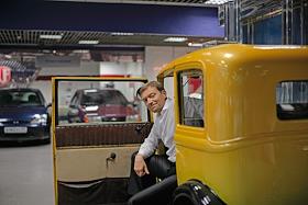 Председатель совета директоров 'Фаворит Моторс' Владимир Попов во время интервью