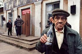 Подборка. Пожилой человек пьет 'Жигулевское' пиво у избирательного участка