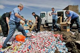 Сотрудники Государственного таможенного комитета Республики Беларусь уничтожают около 10 тысяч контрабандных сигарет, изъятых таможенными органами, на полигоне промышленных отходов под Минском