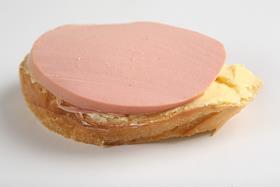 Бутерброд с маслом и вареной колбасой