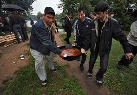 Пункт питания, организованный Федерацией мигрантов России для работников Черкизовского рынка возле Серебряно-Виноградного пруда. 
