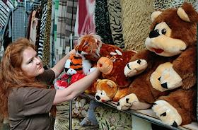 Корреспондент Издательского Дома 'КоммерсантЪ' Тарабрина Марина на Багратионовском вещевом рынке. Продажа товара, виды рынка