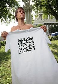 Совладелец магазина-студии VSЁPOPSA Иван Иванов в футболке дизайнеров студии VSЁPOPSA во время интервью на территории Всероссийского выставочного центра (ВВЦ)