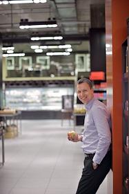 Генеральный директор 'Столичной Торговой компании' ('Глобус Гурмэ') Андрей Яковлев во время интервью в гастрономе 'Глобус Гурмэ' в Галерее 'Времена года' на Кутузовском проспекте