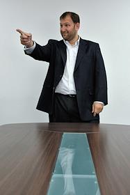 Генеральный директор компании 'ВБД Напитки' Гари Собел во время интервью в офисе компании