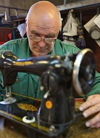 ООО «Металлоремонт на Новослободской». Мастер по ремонту ремонтирует вещи