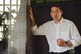 Президент компании Horasis Ханс-Юрген Рихтер (Hans-Jurgen Richter) во время интервью в переговорной ИД 'Коммерсантъ'