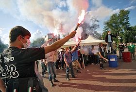 Акция представителей общественного движения 'Античеркизон' у здания администрации Люберецкого района Московской области против открытия рынка в районе.
