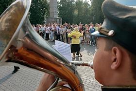 Танцующие люди на традиционном выступлении духового военного оркестра у грота в Александровском саду