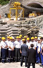 Президент РФ Дмитрий Медведев с бойцами студенческих стройотрядов на участке строительства комплекса тоннелей совмещенной автомобильной и железной дороги, которая свяжет Адлер и горноклиматический курорт 'Альпика-Сервис'