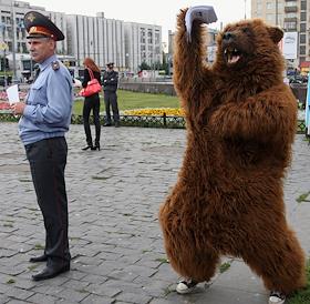 Пикет против новой редакции Закона 'Об охоте', организованный участниками Альянса за права животных, у станции метро 'Улица 1905 года'.
