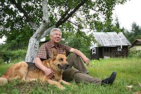 Полковник ВВС в отставке, кандидат военных наук Кириллов Александр Кириллович на своем загородном участке в садоводческом товариществе