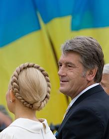 Церемония возложения цветов к памятникам выдающимся украинцам - Владимиру Великому, Богдану Хмельницкому, Тарасу Шевченко и Михаилу Грушевскому в День Государственного Флага Украины