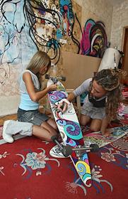 Мария Беликова и Мария Шишкина, создатели интернет-магазина и фирмы Curlyhouse, специализирующейся на росписи сноубордов, обуви и одежды