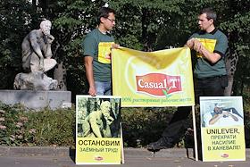 Пикет против уничтожения постоянных рабочих мест и распространения неустойчивой занятости на предприятиях компании Unilever (Юнилевер), производящих чай Lipton (Липтон), прошел на Лермонтовской площади.


