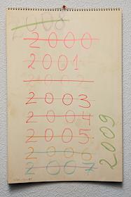 Календарь в ИД 'КоммерсантЪ'. Зачеркнутые года на альбомном листе