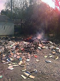 Сожженные книги из библиотеки разрушенного во время войны Юго-Осетинского государственного университета недалеко от гостиницы 'Алан'. 
