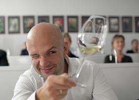 Учащиеся во время занятия в школе-сомелье 'Энотрия'. Герой спецпроекта - Илья Романчук, 33 года, руководитель отдела продаж