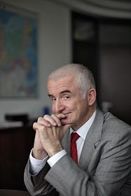 Генеральный директор 'Банка Сосьете Женераль Восток' (BSGV)Пьерр-Ив Гримо во время интервью