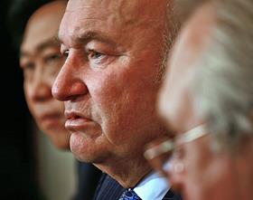 П/к мэра Москвы Юрия Лужкова на тему 'Выход из кризиса - не ждать, а действовать', в пресс-центре газеты 'МК'