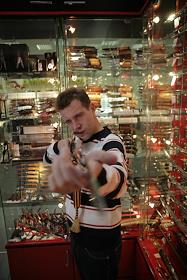 Генеральный директор сети магазинов по продаже ножей и пневматического оружия 'Клинок' Алексей Снесарев во время интервью в магазине 'Клинок' в ТЦ 'На Беговой'