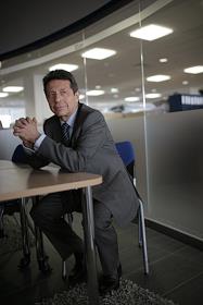 Директор по маркетингу компании TELE 2 Russia Михаил Чернышев и председатель правления компании TELE2 Russia Юрий Домбровский во время интервью