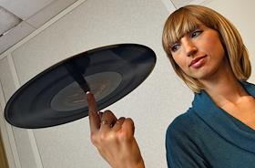 Участница спецпроекта журнала 'Деньги' и компании 'Mail.ru', DJ-букинг-менеджер DJ-агентства MyDj.ru
Светлана Соловей.


