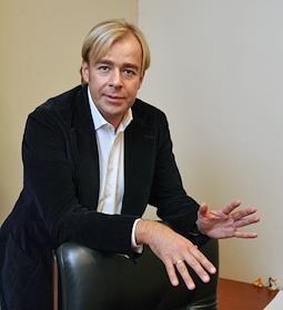 Член совета директоров компаний 'VIP-Сервис' и 'Инна Тур' Дмитрий Горин во время интервью