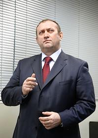 Заместитель генерального директора ООО 'Дымовское колбасное производство' Александр Филатов. Проходная завода 'Дымов', контроль сотрудников после рабочей смены.
