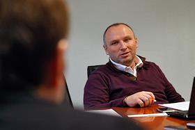 Креативный директор компании ANNADOMINI Павел Шубин и генеральный директор компании 'Мегалайнер Рекордз' Антон Гришин во время заседания Круглого стола в переговорной ИД 'Коммерсантъ'.
