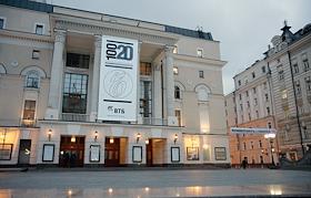 Юбилейный рекламный плакат ИД 'Коммерсантъ' (20 лет) на здании Новой сцены Государственного академического Большого театра (ГАБТ)