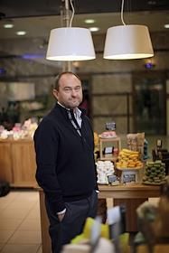 Генеральный директор компании Lash Russia Дмитрий Азаров во время интервью в магазине Lash ТЦ 'Европейский'