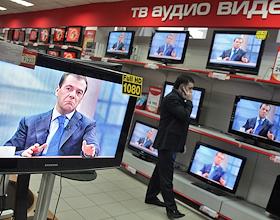 Интервью президента РФ Дмитрия Медведева телевизионным каналам. Съемка с экранов телевизоров в магазине М-Видео