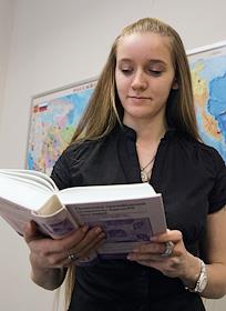 Ведущий юрист-консультант 'Столичной правовой компании' Ермихина Екатерина во время интервью в бизнес-центре 'Планета'