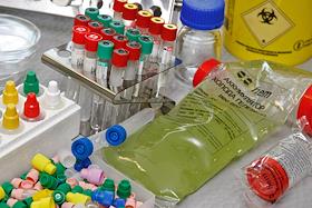 Генеральный директор компании 'Гем' Станислав Гольдберг и руководитель департамента продаж компании 'Гем' Аркадий Гольдберг во время интервью в лаборатории и магазине компании