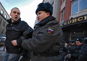 Задержание координаторов движений 'Левый фронт' и 'Московский совет' Сергея Удальцова и Константина Косякина при попытке провести одиночный пикет у здания Мосгордумы