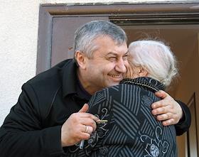 Осмотр президентом Южной Осетии Эдуардом Кокойты восстановленных домов, разрушенных во время войны с Грузией в августе 2008 года.
