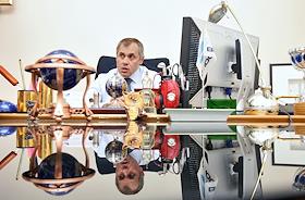 Председатель Совета директоров группы компаний «Монарх» (сеть магазинов обуви 'Монарх'), продюсер «Кинокомпании Телесто» Ярослав Живов во время интервью