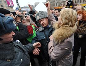 Митинг молодежных движений 'Молодежь против террора'. Акция, организованная активистами молодежных организаций 'Россия Молодая', 'Наши', 'Молодая Гвардия 'Единой России', Российский союз сельской молодежи, 'Новые Люди', 'Местные' прошла на Триумфальной площади. 
