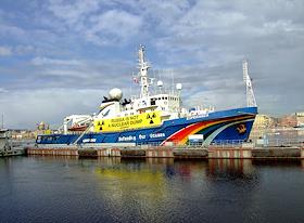 Корабль Гринпис 'Esperanza' (Эсперанца) пришвартовался 14 апреля 2010 у Английской набережной Санкт-Петербурга