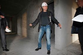 Певец Павел Кашин осматривает квартиру в жилом комплексе 'Бутово Парк'