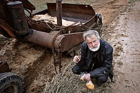 Фермер Олег Гурковский строит дорогу в Тверской области