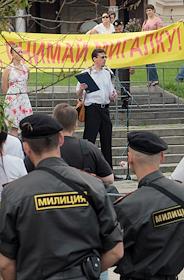 Акция автомобилистов, организованная Федерацией автовладельцев России (ФАР) и движением 'Общество синих ведерок', прошла на набережной Тараса Шевченко. Митингующие требовали исключить из правил дорожного движения пункт, позволяющий чиновникам использовать спецсигналы на автомобилях, а также призывали депутатов не допустить принятия поправок в закон об ОСАГО и сноса гаражных кооперативов. 
